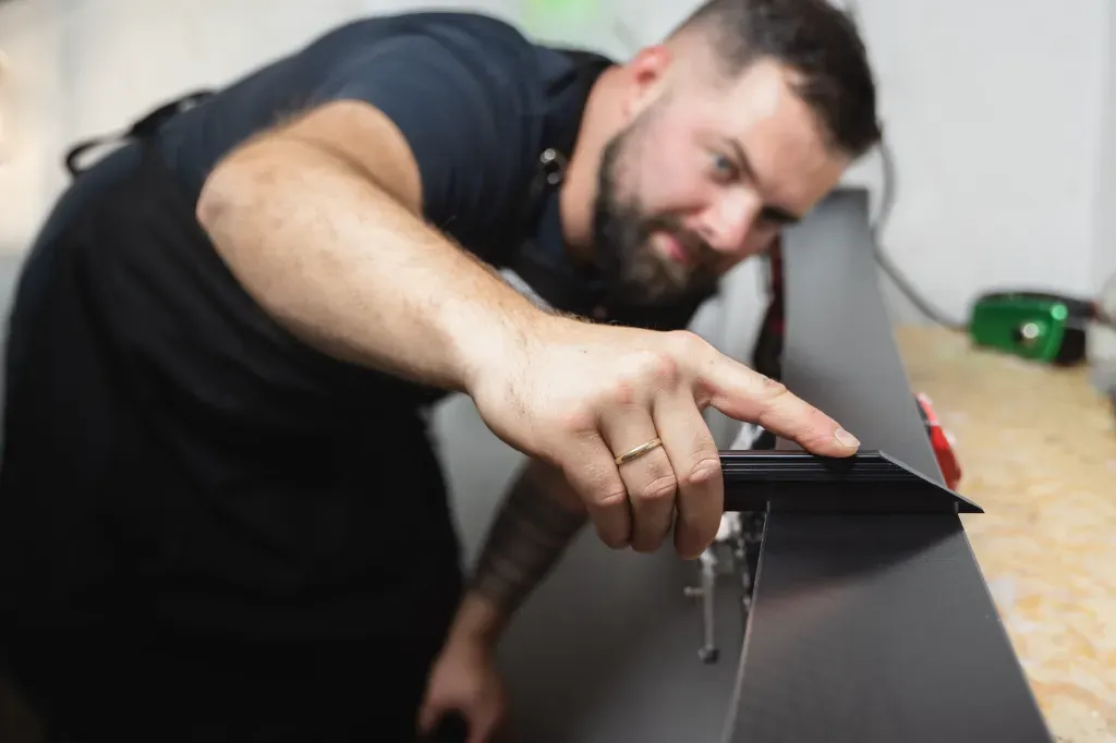 Kontrola i ustawianie nart podczas serwisu narciarskiego w Skiland Jelenia Góra