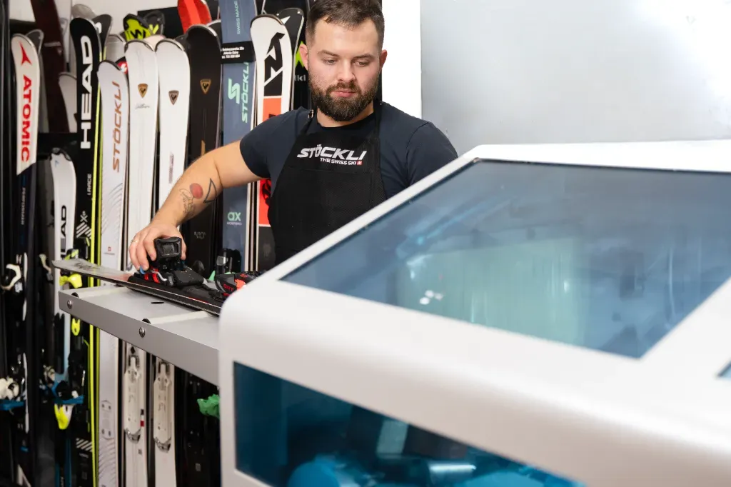 Profesjonalny serwis narciarski w Skiland Jelenia Góra – maszynowe przygotowanie nart na najwyższym poziomie