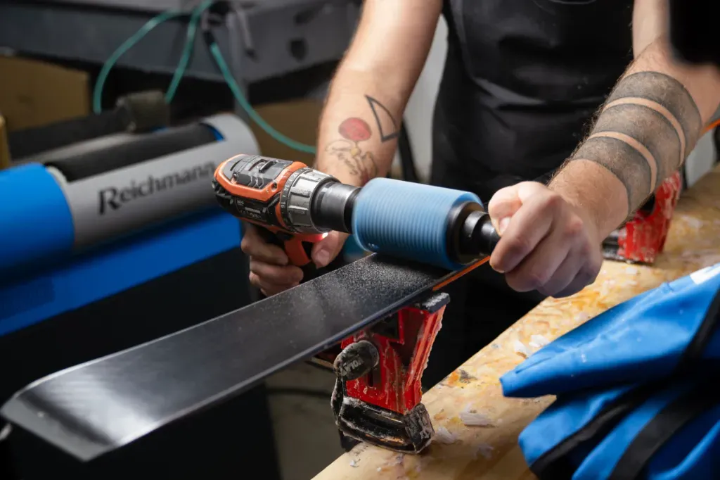 Precyzyjny serwis nart w Skiland – ręczne i maszynowe przygotowanie sprzętu narciarskiego