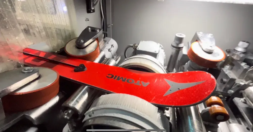 Nowoczesne maszyny do serwisu nart w Skiland – perfekcyjna struktura ślizgu