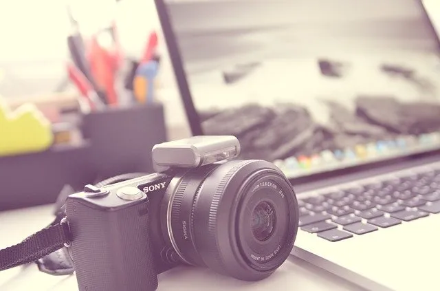 Pierwszy aparat fotograficzny - jaki sprzęt dla początkujących?