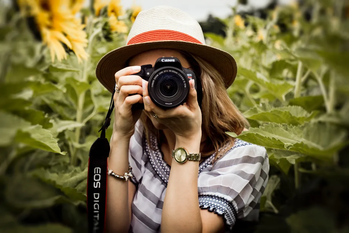 Pierwszy aparat fotograficzny – jaki sprzęt dla początkujących?