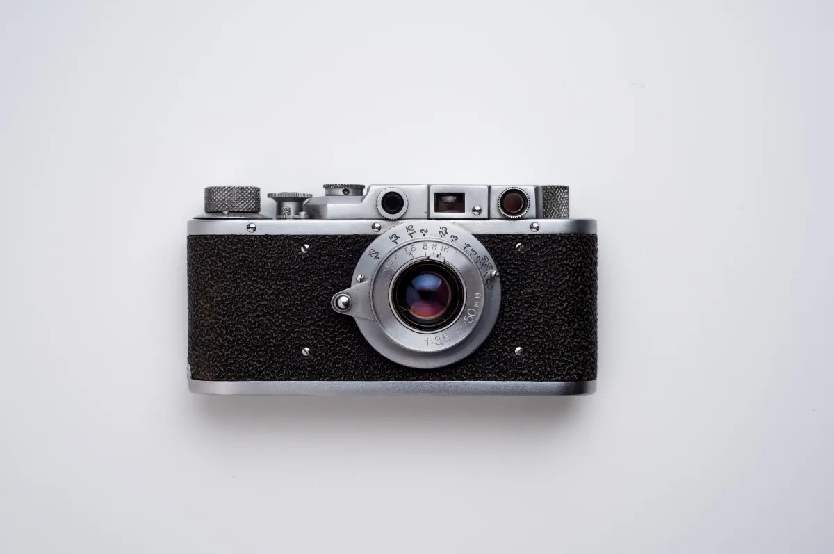 Pierwszy aparat fotograficzny – jaki sprzęt dla początkujących?